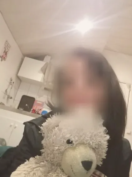 Amber, 37