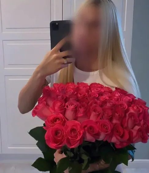 Eva, 35