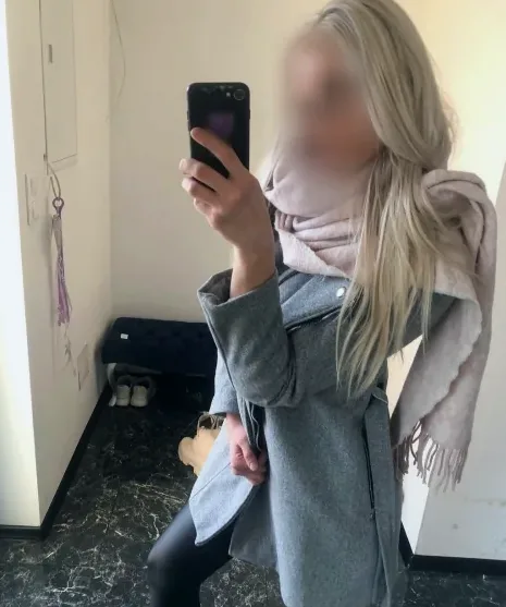 Nina, 24